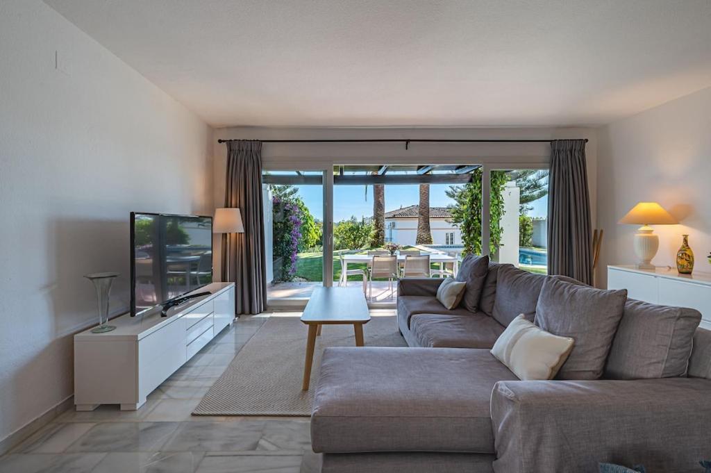 Con Piscina Privada Y Jardin Holiday home *
